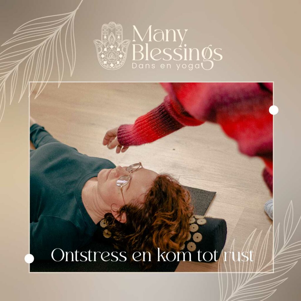 Vrouw in yoga houding, ontspannen en stressvrij