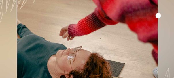 Vrouw in yoga houding, ontspannen en stressvrij